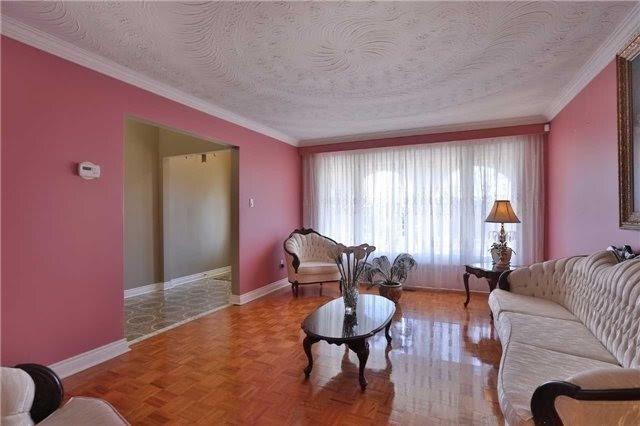 Up2Lvls - 287 Paisley Blvd W, House detached with 3 bedrooms, 2 bathrooms and 2 parking in Mississauga ON | Image 3