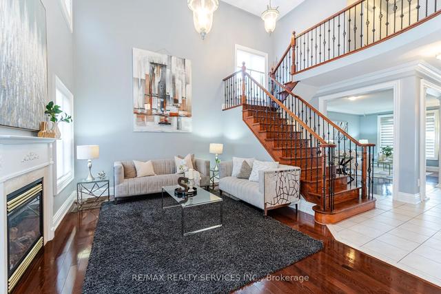 26 Regis Circ, House detached with 4 bedrooms, 4 bathrooms and 6 parking in Brampton ON | Image 3