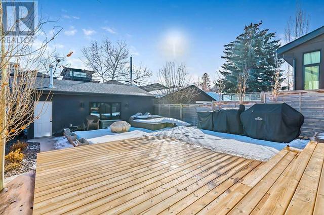 320 11 Street Nw, House detached with 4 bedrooms, 3 bathrooms and 3 parking in Calgary AB | Image 49