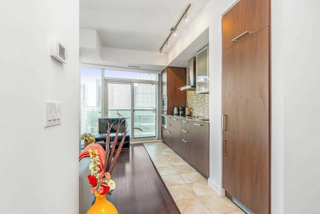 5211 - 14 York St, Condo with 1 bedrooms, 1 bathrooms and 0 parking in Toronto ON | Image 2