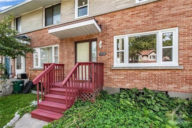 1258 Shillington Avenue, Townhouse with 3 bedrooms, 1 bathrooms and 2 parking in Ottawa ON | Image 3