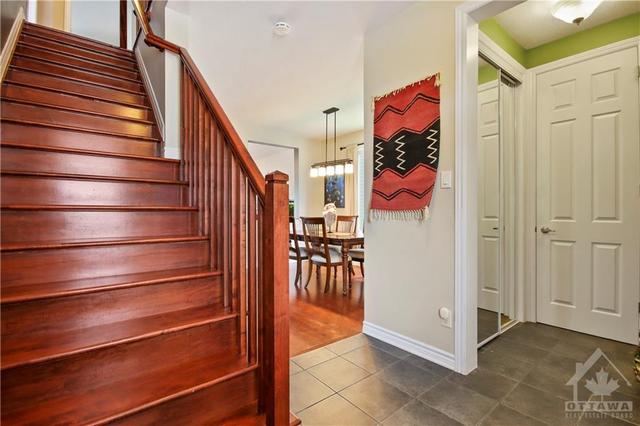 568 Dundonald Drive, House detached with 3 bedrooms, 4 bathrooms and 4 parking in Ottawa ON | Image 6