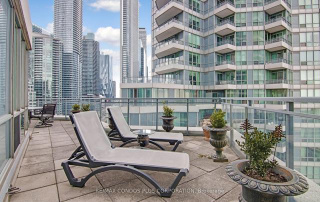 1215 - 230 Queens Quay W, Condo with 3 bedrooms, 3 bathrooms and 1 parking in Toronto ON | Image 6