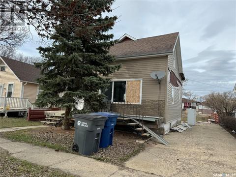408 4th Avenue W, House detached with 3 bedrooms, 1 bathrooms and null parking in Assiniboia SK | Card Image