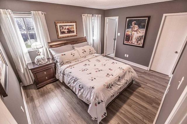 425 Elmwood Crt, House detached with 3 bedrooms, 3 bathrooms and 4 parking in Oshawa ON | Image 3
