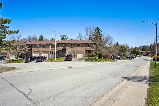 2 Birchshire Dr, Townhouse with 3 bedrooms, 3 bathrooms and 2 parking in Barrie ON | Image 12