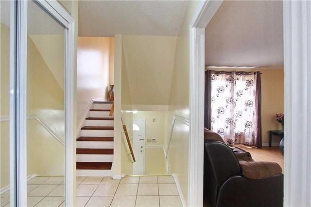 82 Guildford Cres, Townhouse with 3 bedrooms, 2 bathrooms and 1 parking in Brampton ON | Image 3