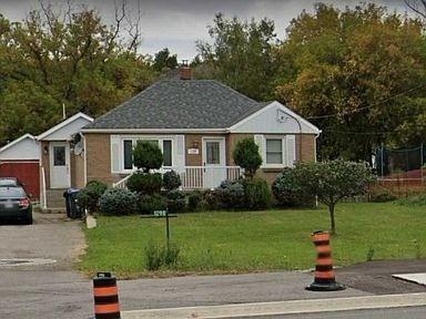 1298 Queen St W, House detached with 2 bedrooms, 2 bathrooms and 7 parking in Brampton ON | Card Image