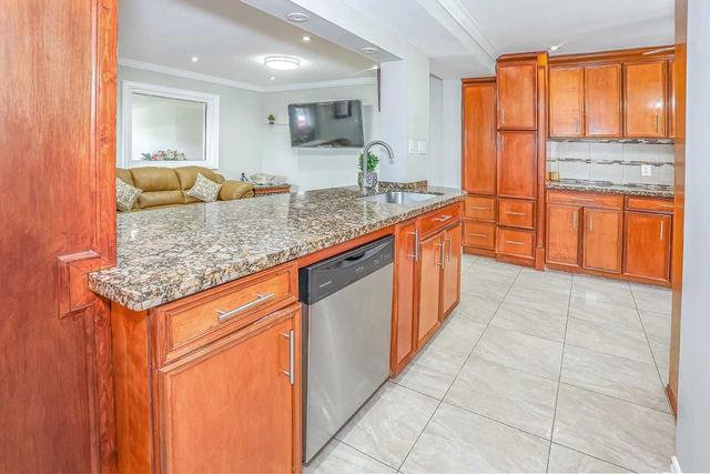87 Crow Tr, House detached with 3 bedrooms, 3 bathrooms and 3 parking in Toronto ON | Image 2