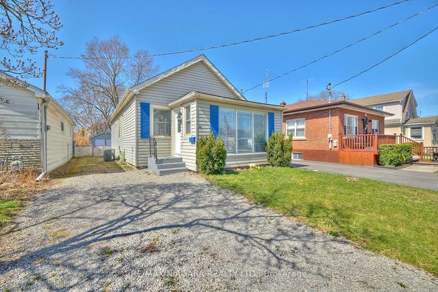 44 Churchill St, House detached with 3 bedrooms, 1 bathrooms and 4 parking in St. Catharines ON | Image 1