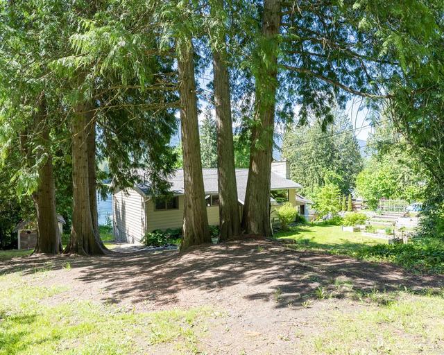 7484 Highway 3a, House detached with 4 bedrooms, 3 bathrooms and null parking in Central Kootenay E BC | Image 31