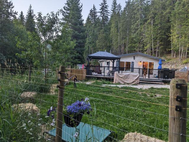 525 Bayview Road, House detached with 2 bedrooms, 1 bathrooms and null parking in Central Kootenay K BC | Image 1