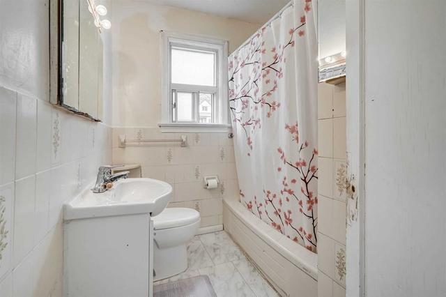 2220 Lawrence Ave W, House detached with 2 bedrooms, 2 bathrooms and 4 parking in Toronto ON | Image 2