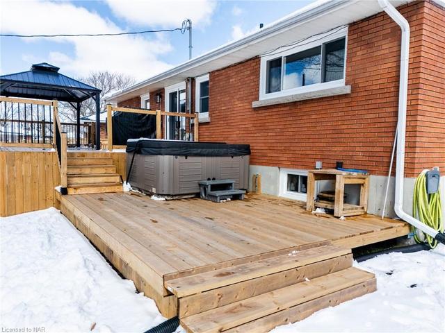 BACK DECK WITH HOT TUB | Image 17