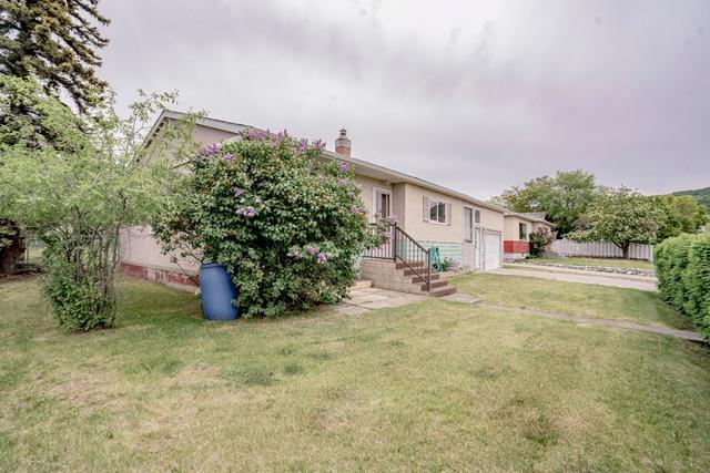 9810 95 Avenue, House detached with 2 bedrooms, 1 bathrooms and 2 parking in Peace River AB | Image 2