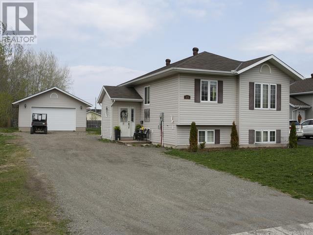 620 Connaught Ave, House detached with 5 bedrooms, 2 bathrooms and null parking in Sault Ste. Marie ON | Card Image