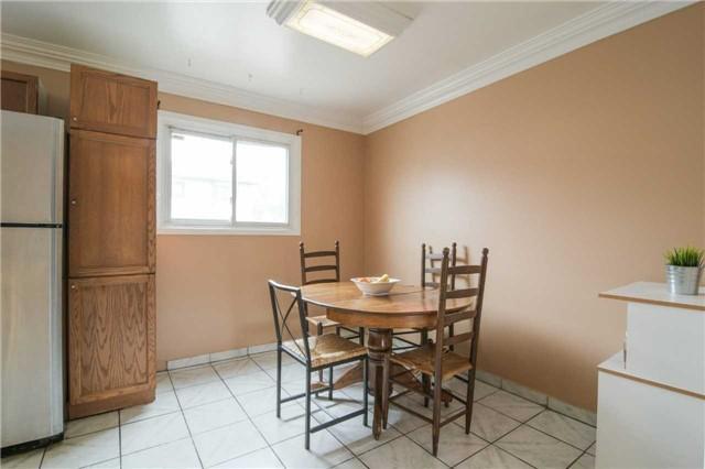 19 Mccallum Crt, Townhouse with 3 bedrooms, 2 bathrooms and 2 parking in Brampton ON | Image 6