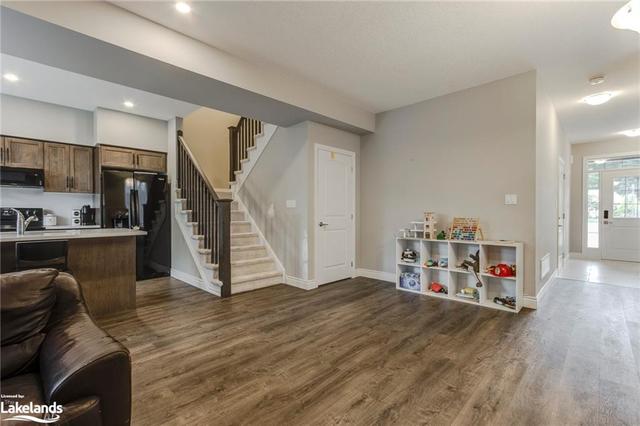 995 Wright Drive, House semidetached with 4 bedrooms, 1 bathrooms and 3 parking in Midland ON | Image 1