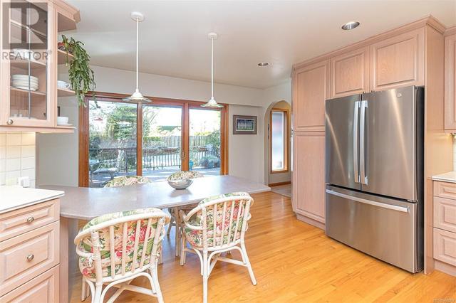 3098 Midland Rd, House detached with 4 bedrooms, 3 bathrooms and 8 parking in Oak Bay BC | Image 19