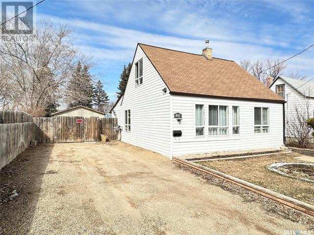 405 3rd Street S, House detached with 2 bedrooms, 1 bathrooms and null parking in Weyburn SK | Image 1