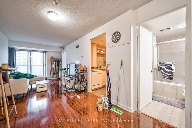 2016 - 8 Park Rd, Condo with 1 bedrooms, 1 bathrooms and 0 parking in Toronto ON | Image 2