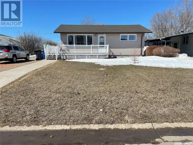 108 Fourth Street W, House detached with 3 bedrooms, 2 bathrooms and null parking in Carnduff SK | Image 2