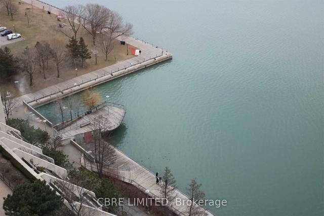 2402 - 99 Harbour Sq, Condo with 2 bedrooms, 2 bathrooms and 0 parking in Toronto ON | Image 4
