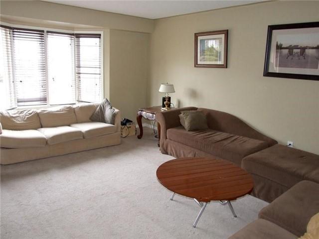 124 Norland Circ, House detached with 3 bedrooms, 3 bathrooms and 2 parking in Oshawa ON | Image 3