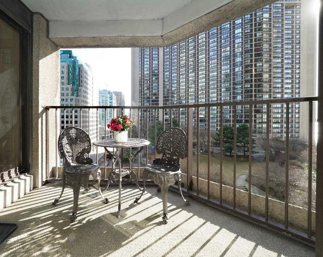1018 - 55 Harbour Sq, Condo with 2 bedrooms, 2 bathrooms and 1 parking in Toronto ON | Image 36