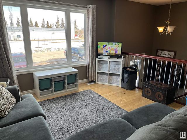 5311 49 Av, House detached with 4 bedrooms, 2 bathrooms and 3 parking in Glendon AB | Image 4