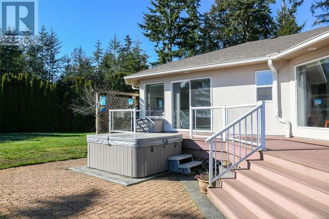 501 Arbutus Bay Rd, House detached with 3 bedrooms, 3 bathrooms and 10 parking in Comox Valley A BC | Image 34