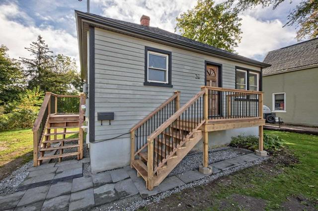 32 Centre St, House detached with 2 bedrooms, 2 bathrooms and 3 parking in Barrie ON | Image 6