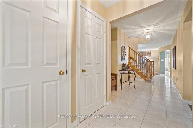 24 Farris Ave, House detached with 3 bedrooms, 2 bathrooms and 4 parking in St. Catharines ON | Image 5