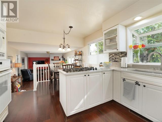 732 Viaduct Ave E, House detached with 4 bedrooms, 3 bathrooms and 4 parking in Saanich BC | Image 13
