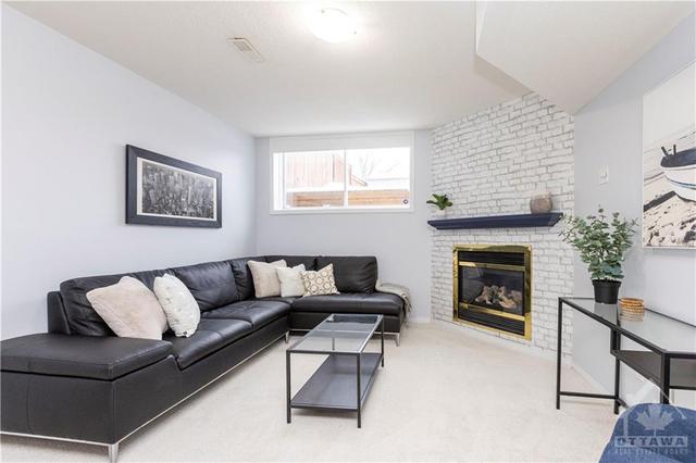 1092 Candlewood Street, Townhouse with 3 bedrooms, 3 bathrooms and 3 parking in Ottawa ON | Image 18