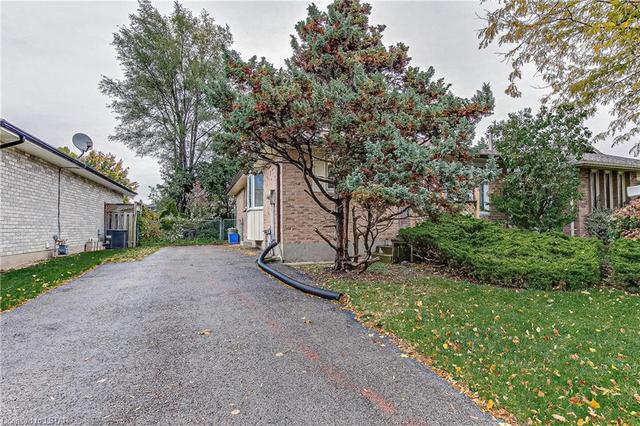 98 Carlyle Drive, House detached with 3 bedrooms, 2 bathrooms and 2 parking in London ON | Image 2