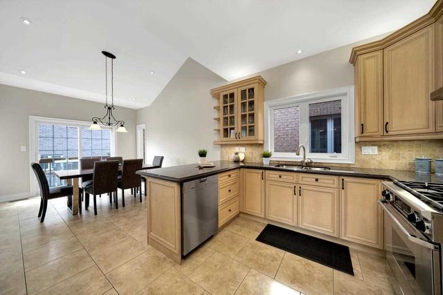 2 Silk Oak Crt, House detached with 4 bedrooms, 4 bathrooms and 6 parking in Vaughan ON | Image 3