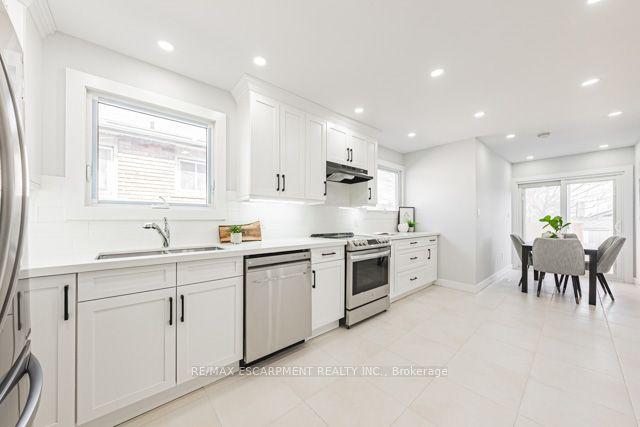 584 Corbett St, House detached with 4 bedrooms, 2 bathrooms and 1 parking in Hamilton ON | Image 4