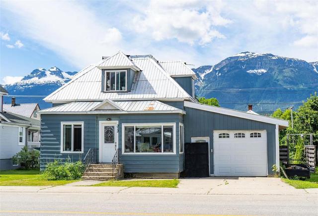 313 Fourth Street, E, House detached with 3 bedrooms, 1 bathrooms and 3 parking in Revelstoke BC | Card Image