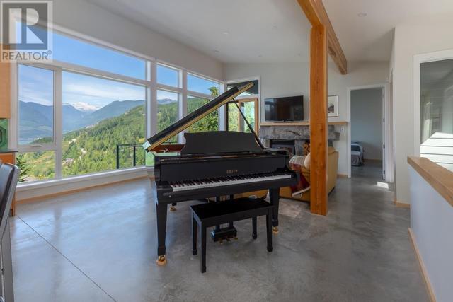 1135 Copper Drive, House detached with 3 bedrooms, 3 bathrooms and 6 parking in Squamish Lillooet D BC | Image 6
