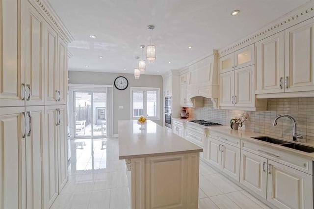 19 Estoril Terr, House detached with 3 bedrooms, 4 bathrooms and 2 parking in Toronto ON | Image 2