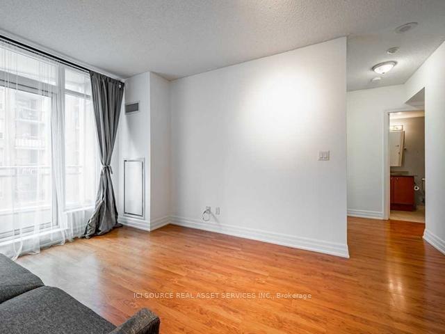 901 - 8 Scollard St, Condo with 1 bedrooms, 1 bathrooms and 0 parking in Toronto ON | Image 2