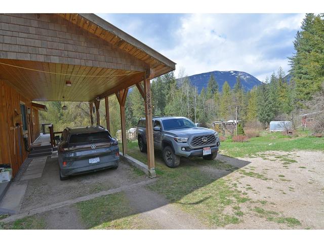 8481 Highway 6, House detached with 5 bedrooms, 2 bathrooms and null parking in Central Kootenay H BC | Image 39