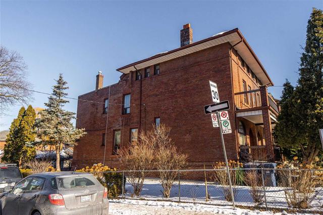 1100 Dundas St W, House semidetached with 6 bedrooms, 2 bathrooms and 4 parking in Toronto ON | Image 9