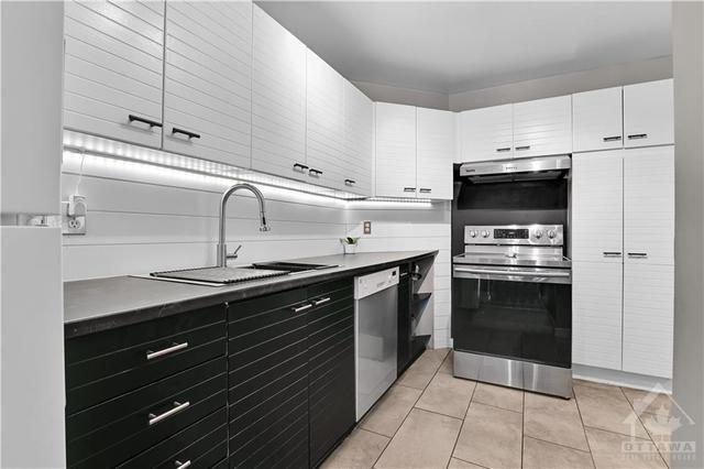 1437 Deavy Way, Townhouse with 3 bedrooms, 2 bathrooms and 3 parking in Ottawa ON | Image 3