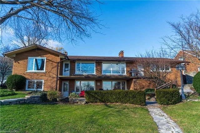 6 Lakeshore Rd, House detached with 2 bedrooms, 3 bathrooms and 4 parking in Fort Erie ON | Image 1