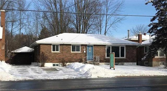 864 Sherbrook St, House detached with 3 bedrooms, 2 bathrooms and 3 parking in Peterborough ON | Image 1