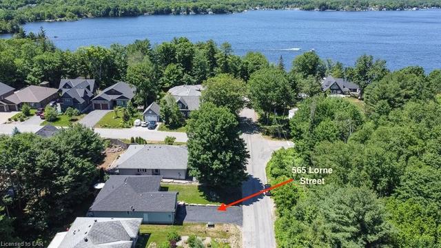 565 Lorne Street, House detached with 3 bedrooms, 2 bathrooms and 6 parking in Gravenhurst ON | Image 2