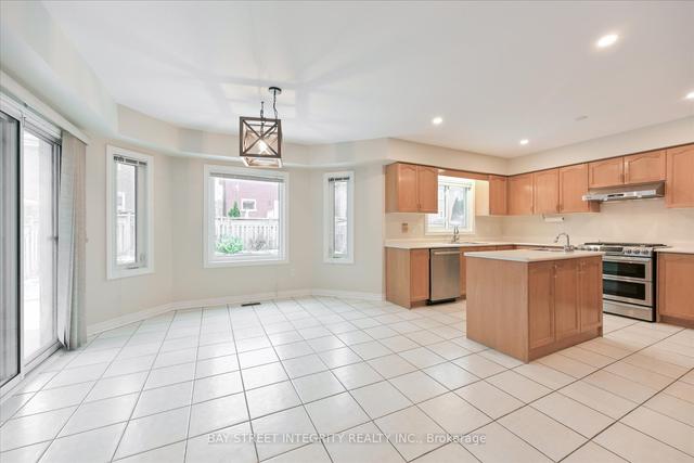 67 Grandlea Cres, House detached with 4 bedrooms, 4 bathrooms and 6 parking in Markham ON | Image 3
