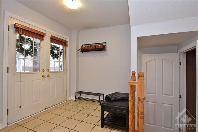 18 Palton Avenue, Townhouse with 3 bedrooms, 3 bathrooms and 3 parking in Ottawa ON | Image 3